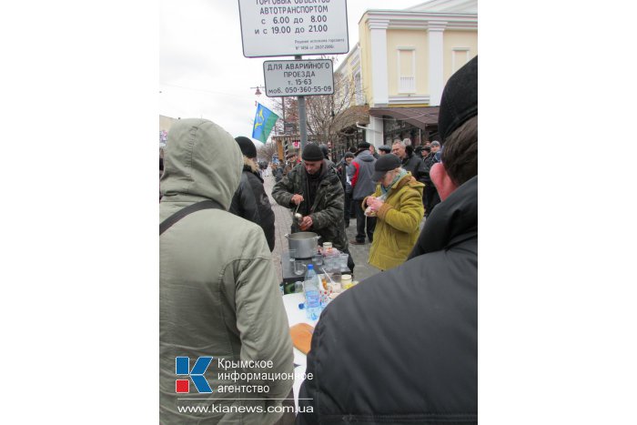 Под стенами крымского парламента собирается мирный митинг