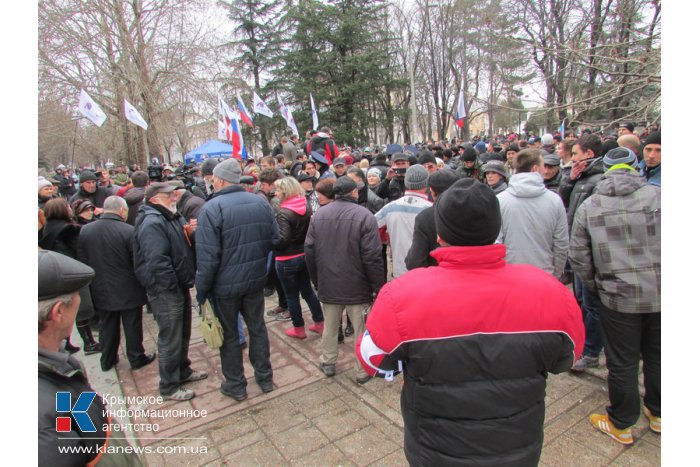 Под стенами крымского парламента собирается мирный митинг