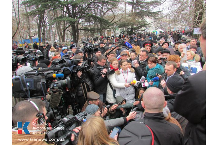 Под стенами крымского парламента собирается мирный митинг