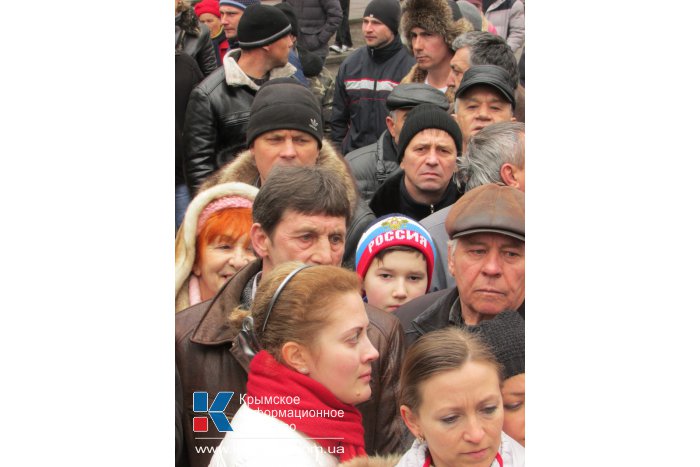 Под стенами крымского парламента собирается мирный митинг