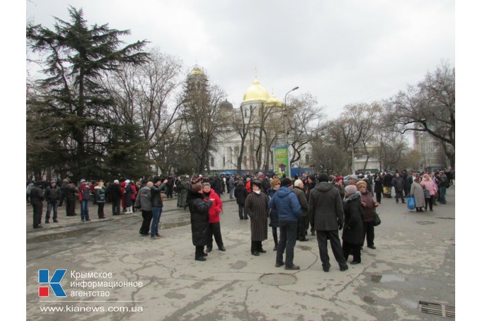 Под стенами крымского парламента собирается мирный митинг