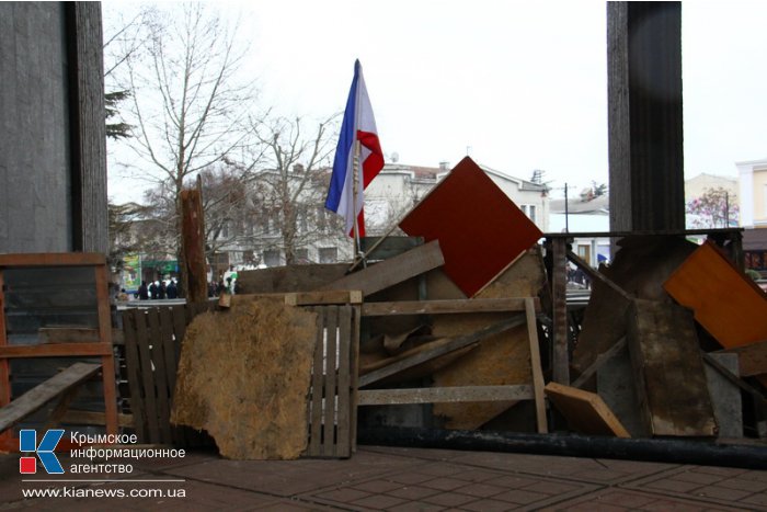 В крымском парламенте разбит центральный вход