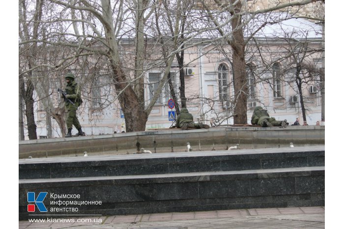 Центр Симферополя полностью окружен военными