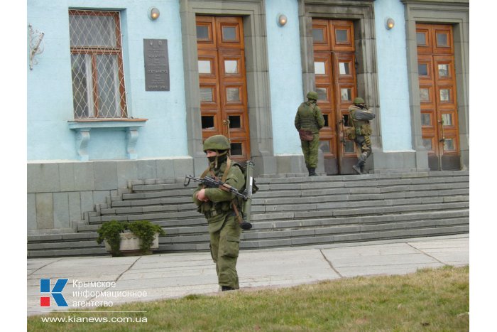 Центр Симферополя полностью окружен военными