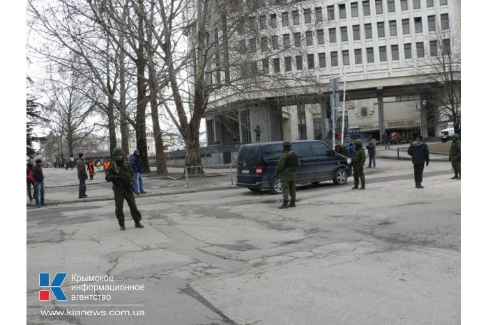 Центр Симферополя полностью окружен военными