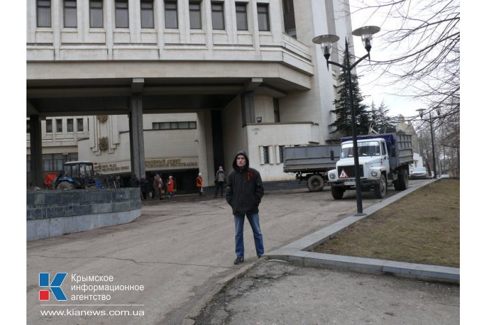 У здания парламента Крыма убрали баррикады