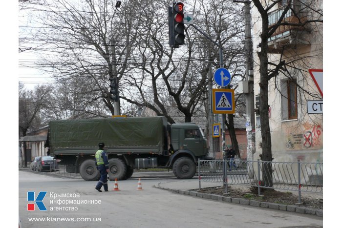 По Симферополю разъезжают военные машины