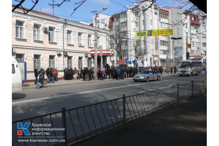 В Симферополе пикетируют главк МВД