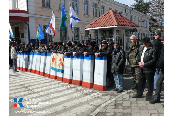 В Симферополе пикетируют главк МВД