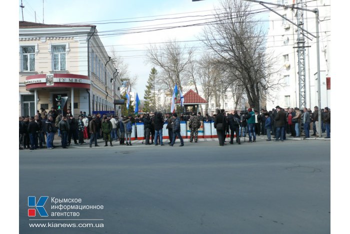 В Симферополе пикетируют главк МВД