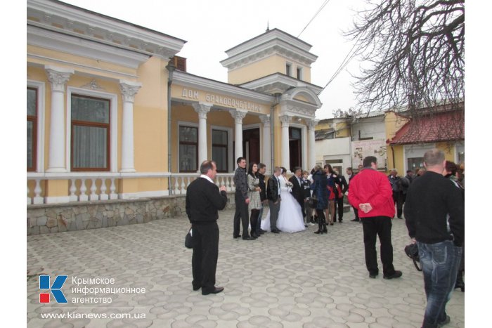 В Симферополе полным ходом идут свадьбы