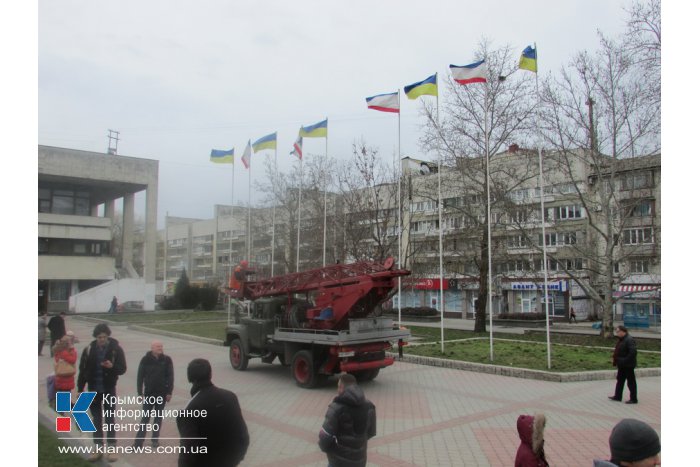 В центре Симферополя развеваются российские флаги