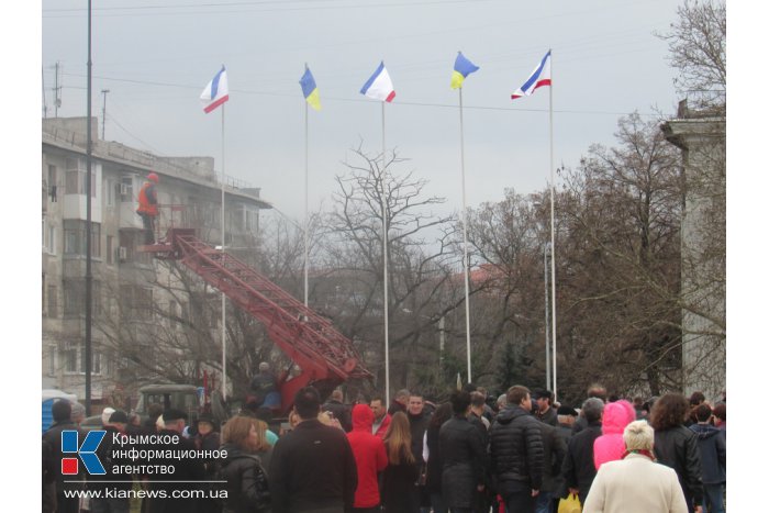 В центре Симферополя развеваются российские флаги