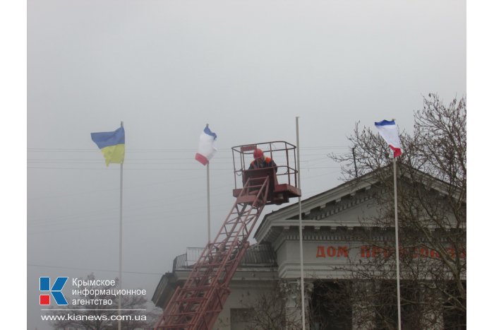 В центре Симферополя развеваются российские флаги