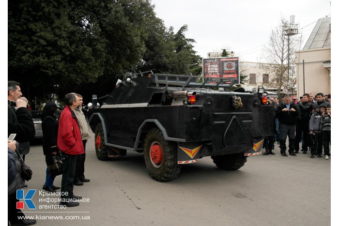 Ялтинцы прогнали из центра города военный автомобиль 