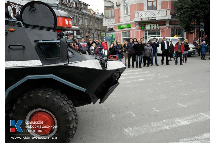 Ялтинцы прогнали из центра города военный автомобиль 