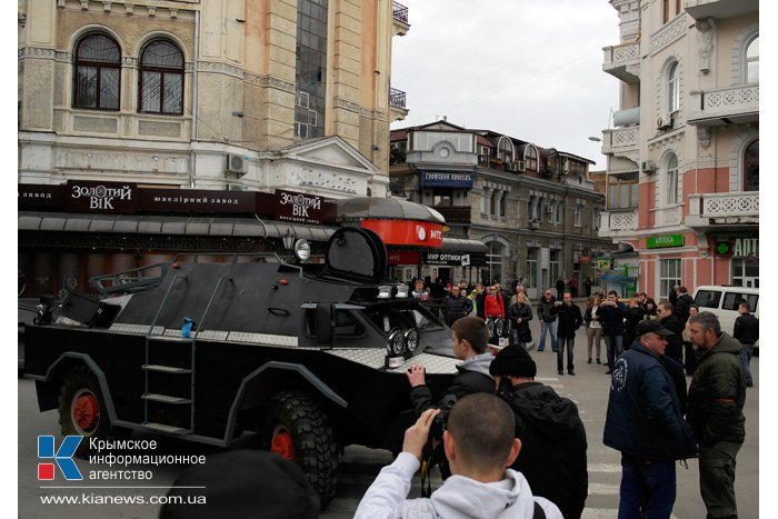 Ялтинцы прогнали из центра города военный автомобиль 