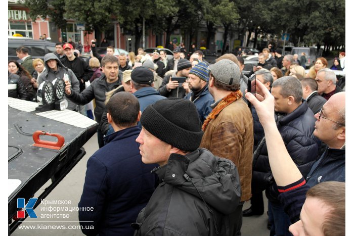 Ялтинцы прогнали из центра города военный автомобиль 