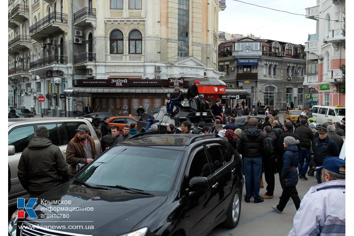 Ялтинцы прогнали из центра города военный автомобиль 