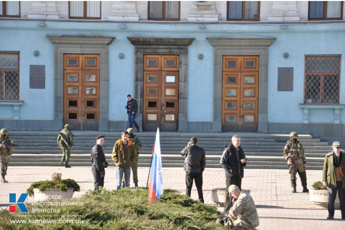 Здание Совмина в Симферополе охраняют военные