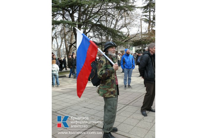 В Симферополе проходит митинг в поддержку референдума