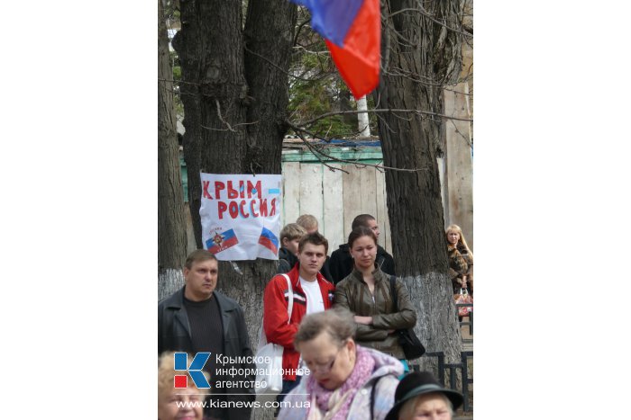 В Симферополе проходит митинг в поддержку референдума