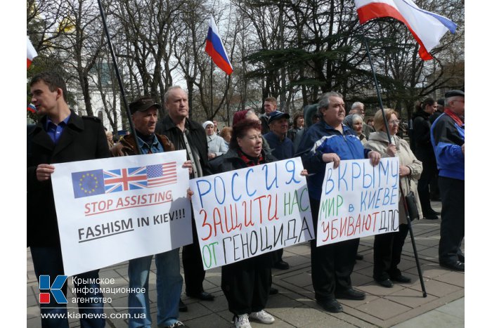 В Симферополе проходит митинг в поддержку референдума