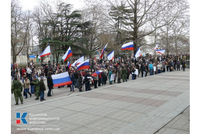 В Симферополе проходит митинг в поддержку референдума