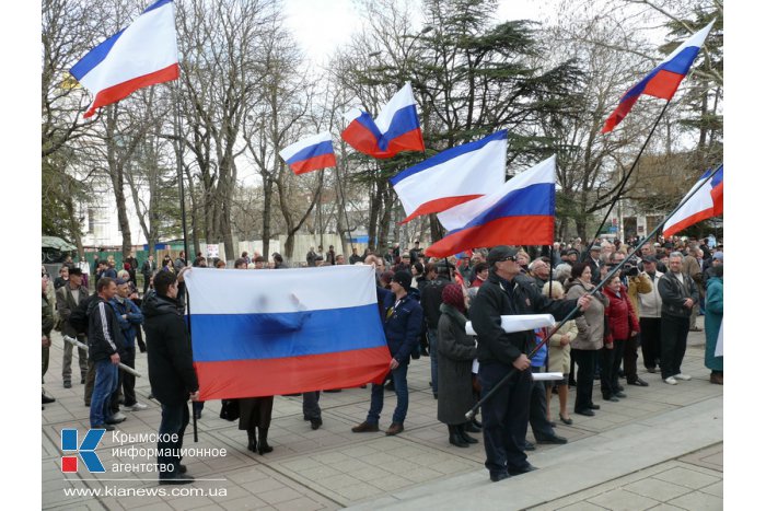 В Симферополе проходит митинг в поддержку референдума