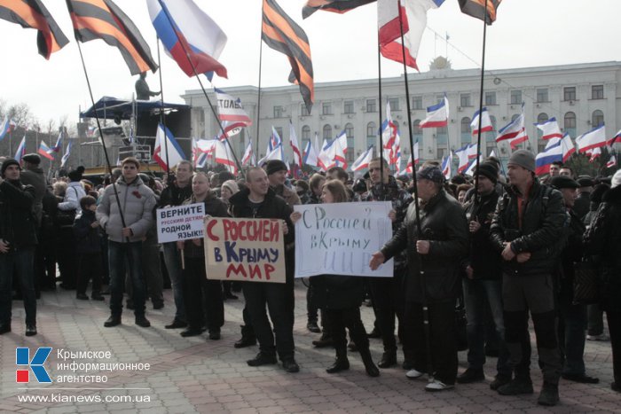 В Симферополе провели митинг в поддержку референдума и воссоединения с Россией 