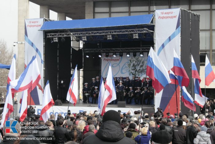 В Симферополе провели митинг в поддержку референдума и воссоединения с Россией 