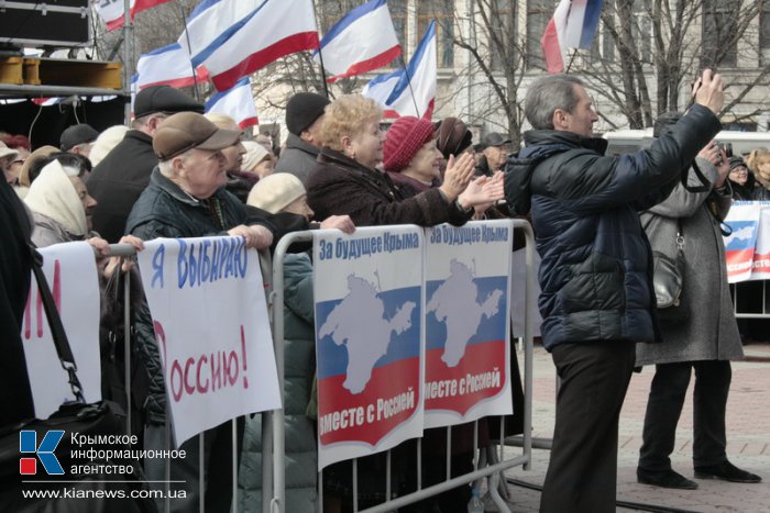 В Симферополе провели митинг в поддержку референдума и воссоединения с Россией 