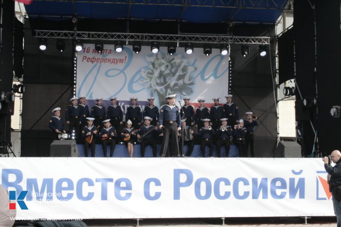 В Симферополе провели митинг в поддержку референдума и воссоединения с Россией 