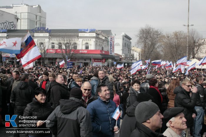В Симферополе провели митинг в поддержку референдума и воссоединения с Россией 
