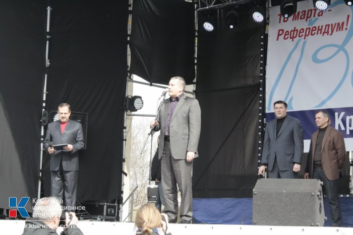 В Симферополе провели митинг в поддержку референдума и воссоединения с Россией 