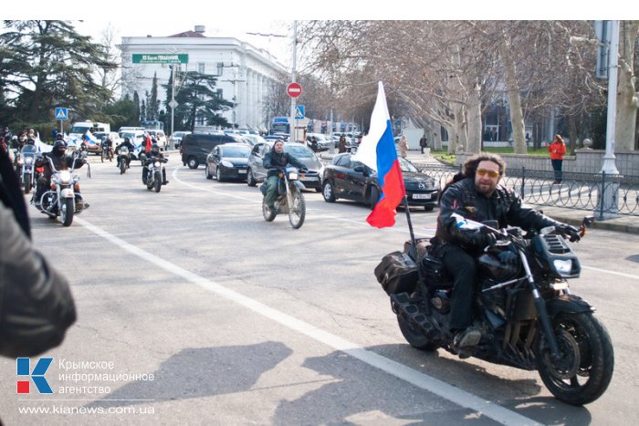 В Севастополе встретили автопоезд с гуманитарной помощью