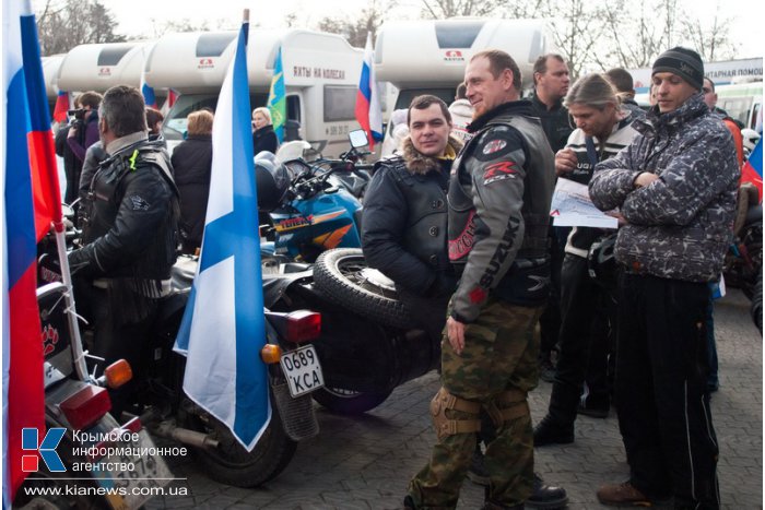 В Севастополе встретили автопоезд с гуманитарной помощью