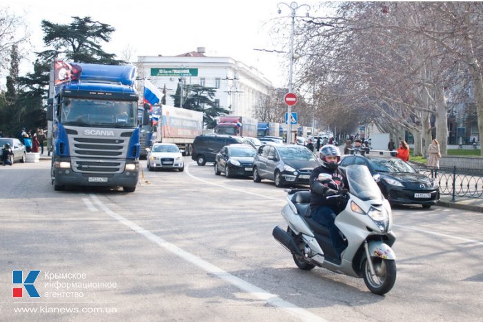 В Севастополе встретили автопоезд с гуманитарной помощью