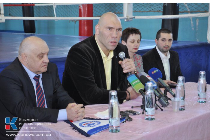 Российский боксер в Симферополе встретился с юными спортсменами