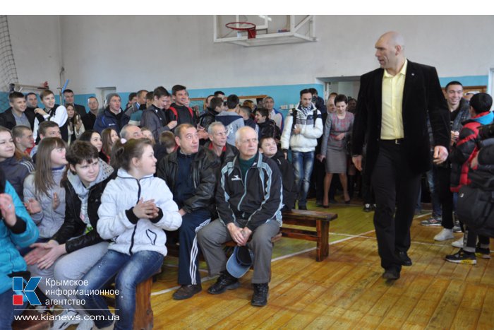 Российский боксер в Симферополе встретился с юными спортсменами