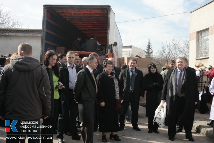 Детская больница в Симферополе получила гуманитарную помощь от Владимирской области