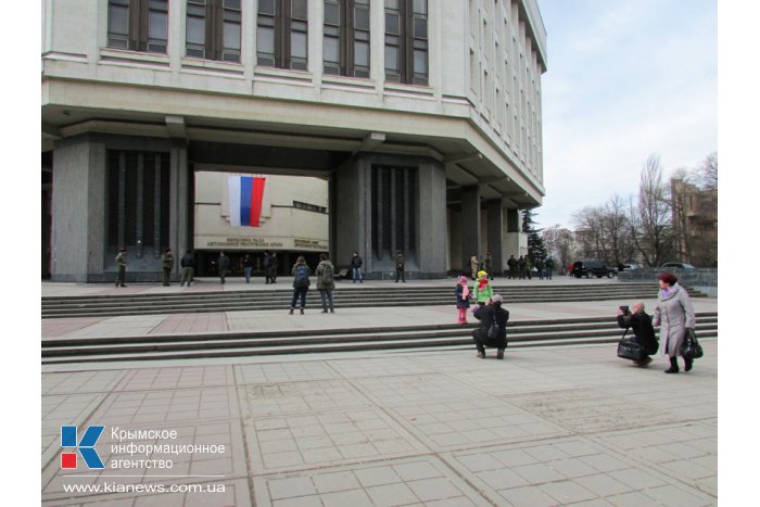 Со стен крымского парламента сняли герб Украины