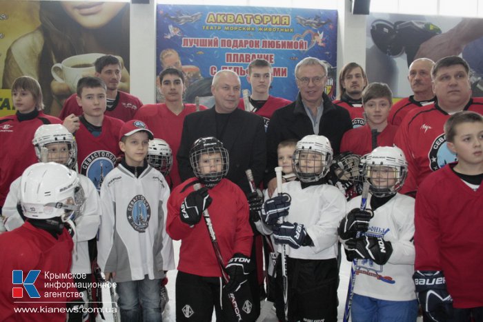 В Симферополе российский хоккеист встретился с юными спортсменами