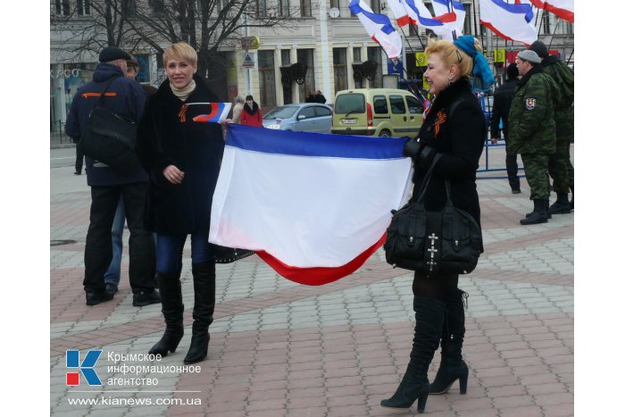 В Симферополе проводят митинг в поддержку референдума