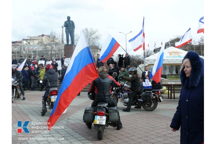 В Симферополе проводят митинг в поддержку референдума