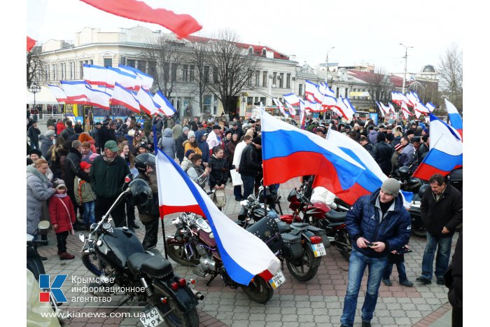 В Симферополе проводят митинг в поддержку референдума