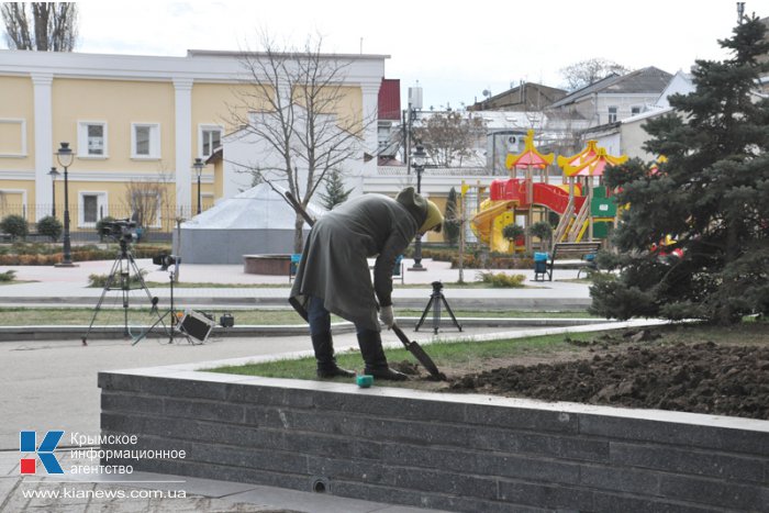 В Симферополе сняли буквы с фасада Госсовета