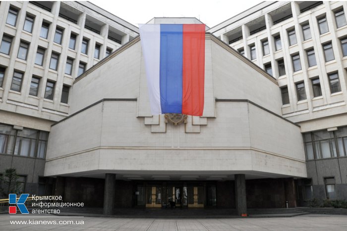 В Симферополе сняли буквы с фасада Госсовета