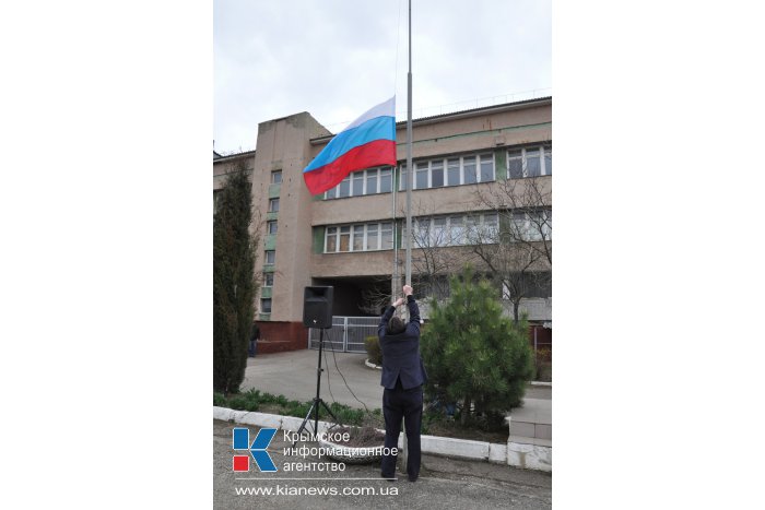 Над военкоматом Крыма подняли флаг России