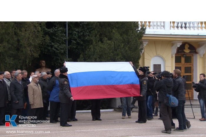 Над Нахимовским училищем в Севастополе подняли российский флаг